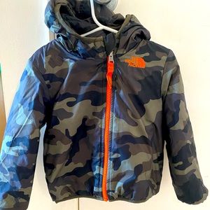 Reversible army fatigue & hunter green jacket by The North Face / boys size 3yr